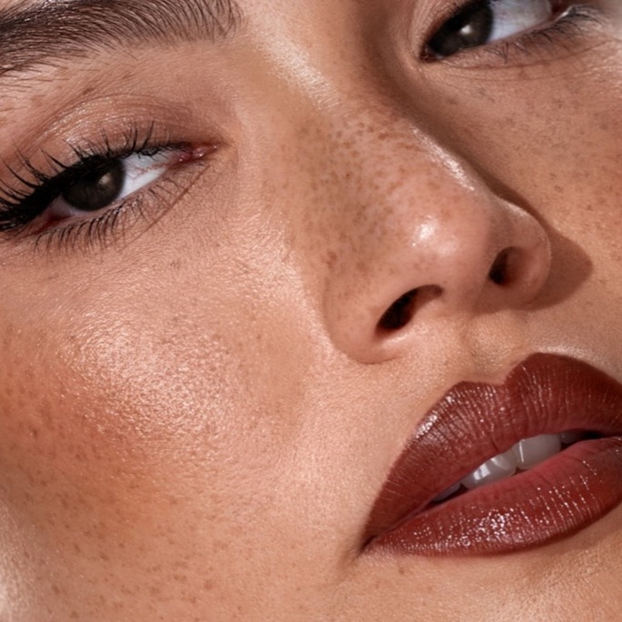 Cherry cola makeup – soczysty trend na jesień 2026