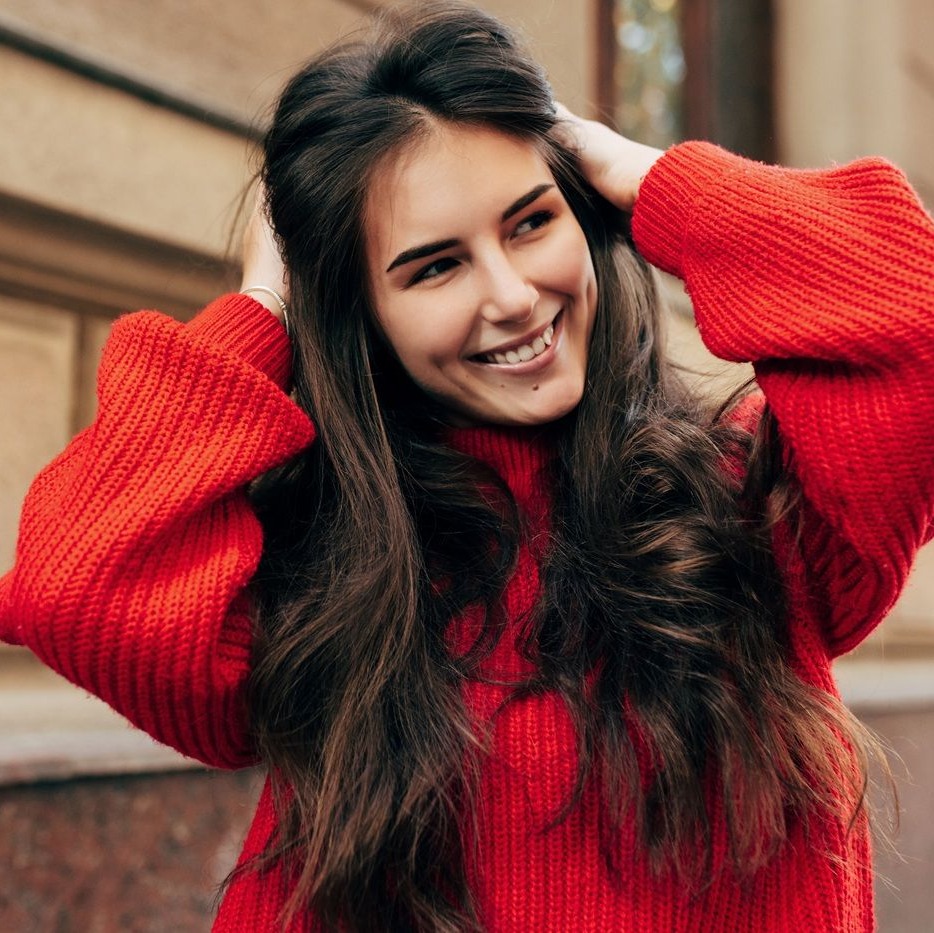 Jak unieść włosy u nasady? Proste sposoby na fryzurę pełną objętości