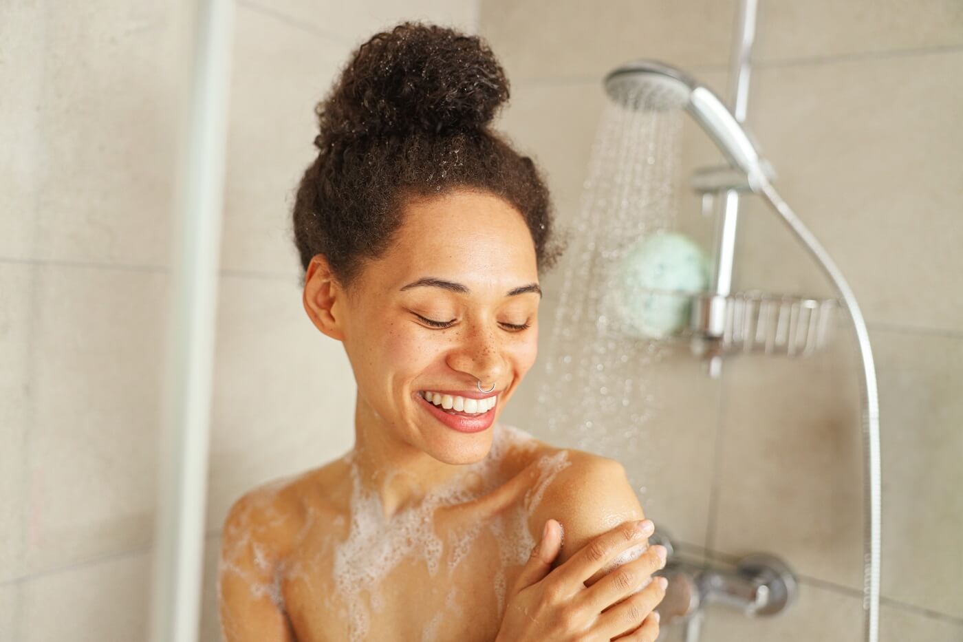 Kobieta pod prysznicem, podczas pielęgnacji w ramach everything shower