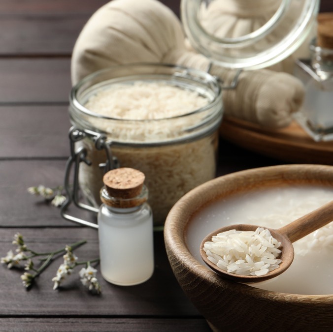 Woda ryżowa – jak działa na włosy, twarz i ciało? 