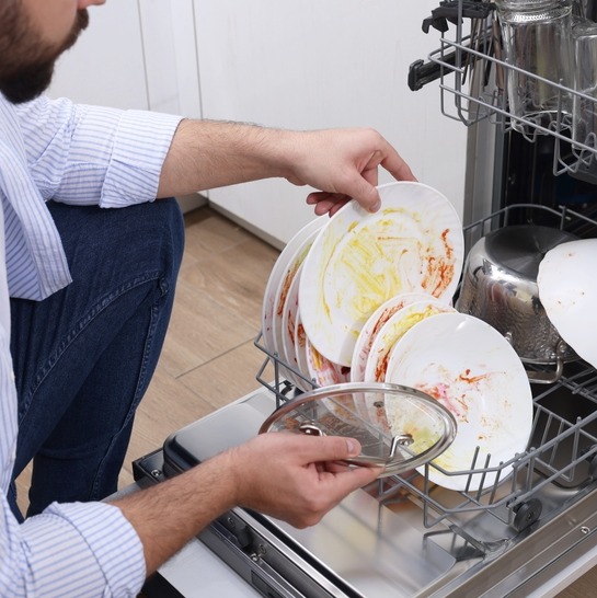 Brzydki zapach ze zmywarki – jak się go pozbyć?