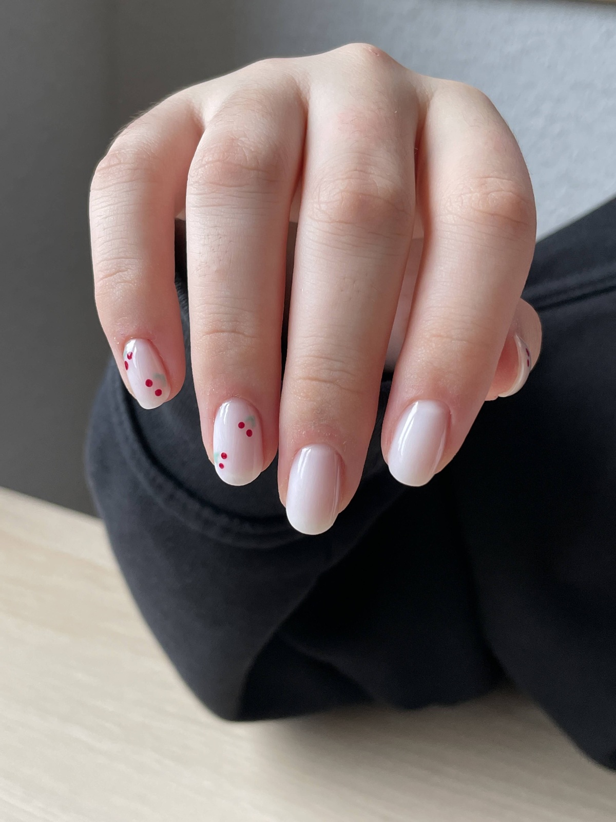 Milky nails z wisienką ze serdecznym palcu