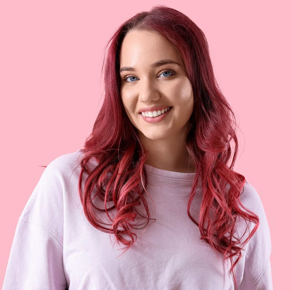 Burgundowe i czerwone włosy - kolory, które przyciągają uwagę. Jak je uzyskać?