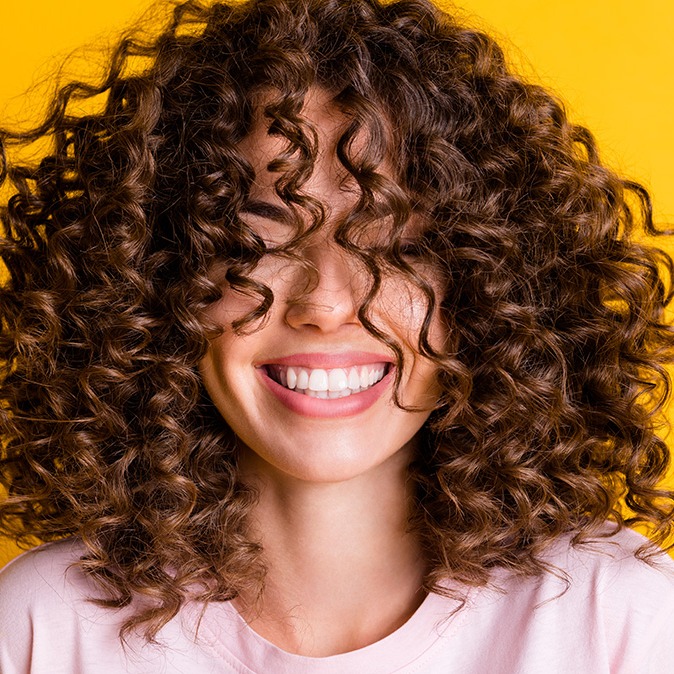 Jak wydobyć naturalny skręt włosów? Poznaj plopping! 