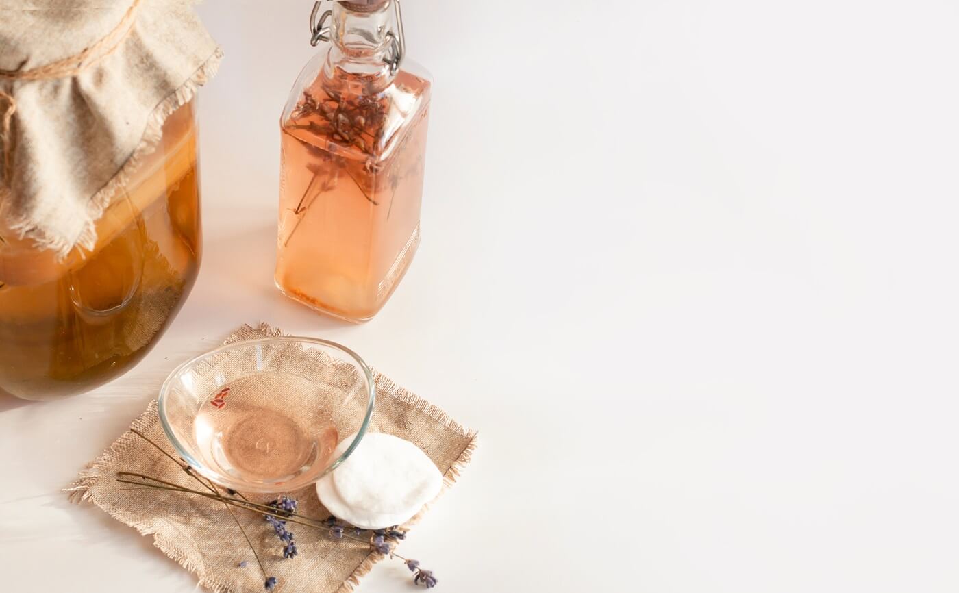 Kombucha w szklanych naczyniach jako naturalny składnik pielęgnacyjny