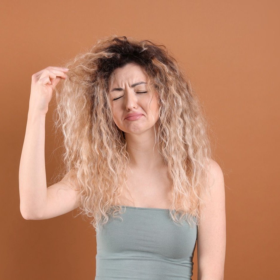 Źle rozjaśnione włosy - jak je uratować i poprawić kolor?