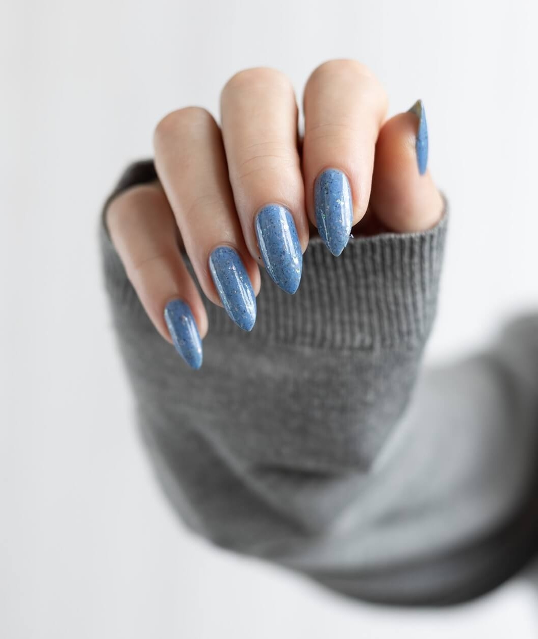 Paznokcie muted blue