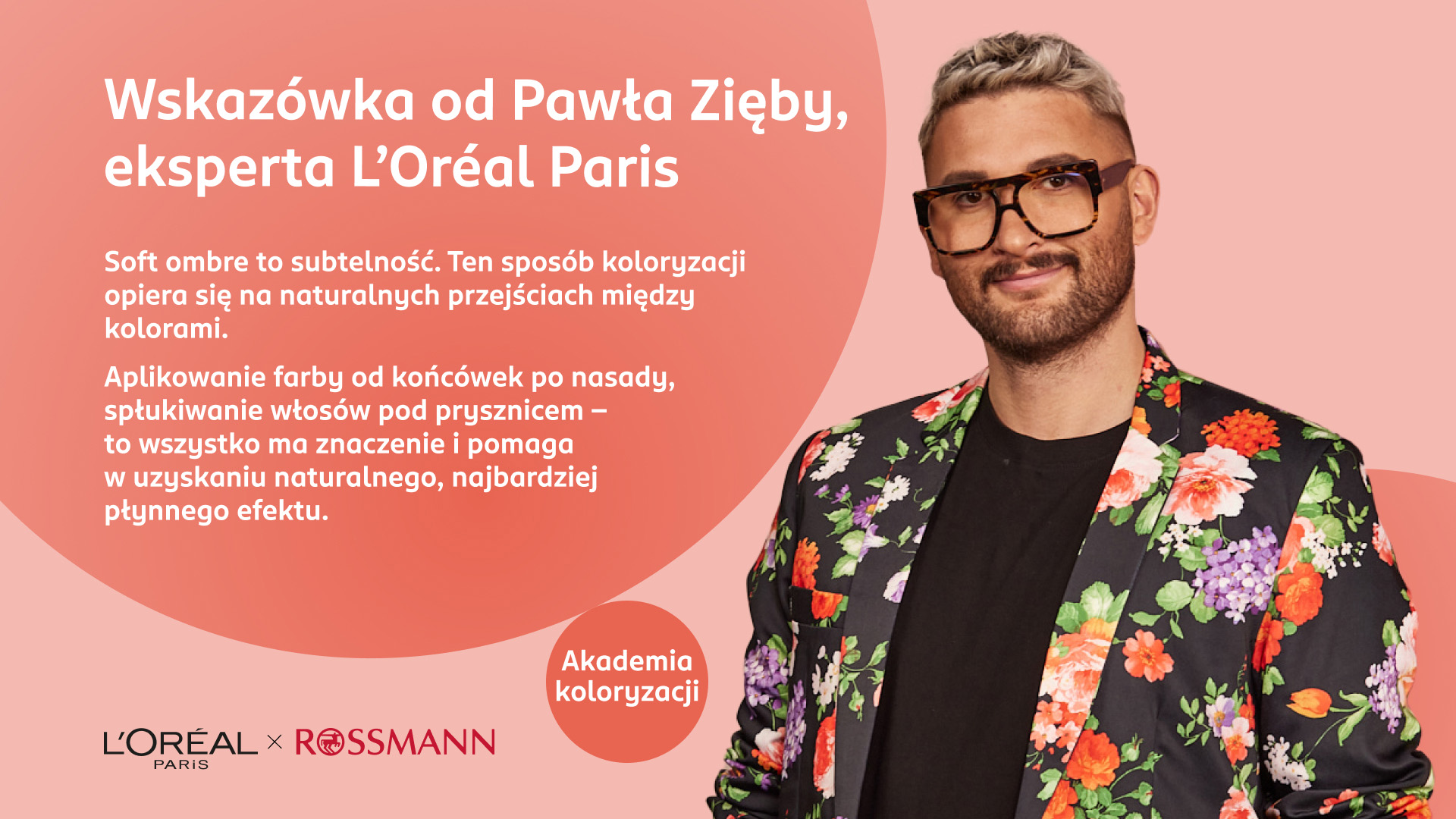Paweł Zięba, ekspert L'Oréal Paris, ma założoną marynarki w kwiaty. Uśmiecha się delikatnie i patrzy przed siebie.