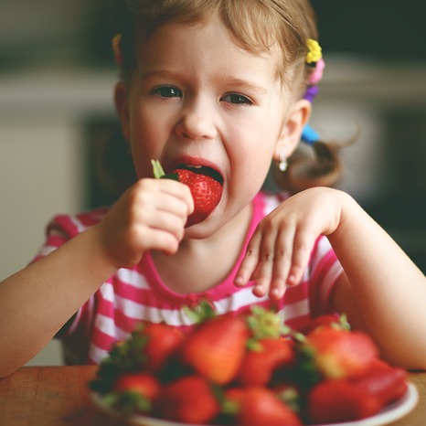 Plamy po truskawkach – jak i czym je sprać?