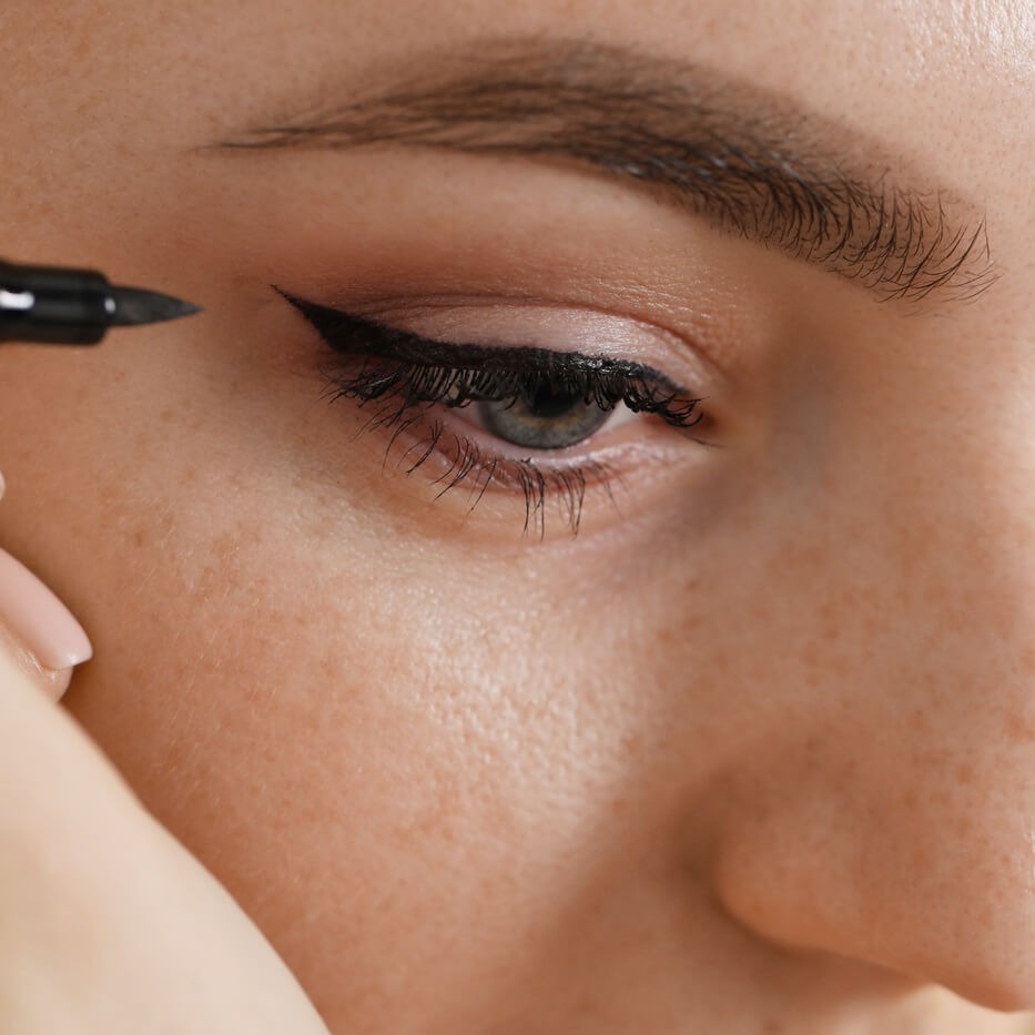 Jak zrobić idealną kreskę eyelinerem? Praktyczny poradnik krok po kroku