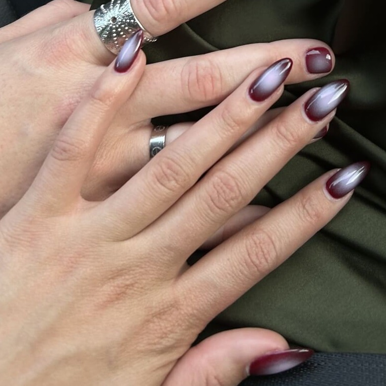 Aura nails – jak zrobić modny manicure z efektem kolorowej poświaty?