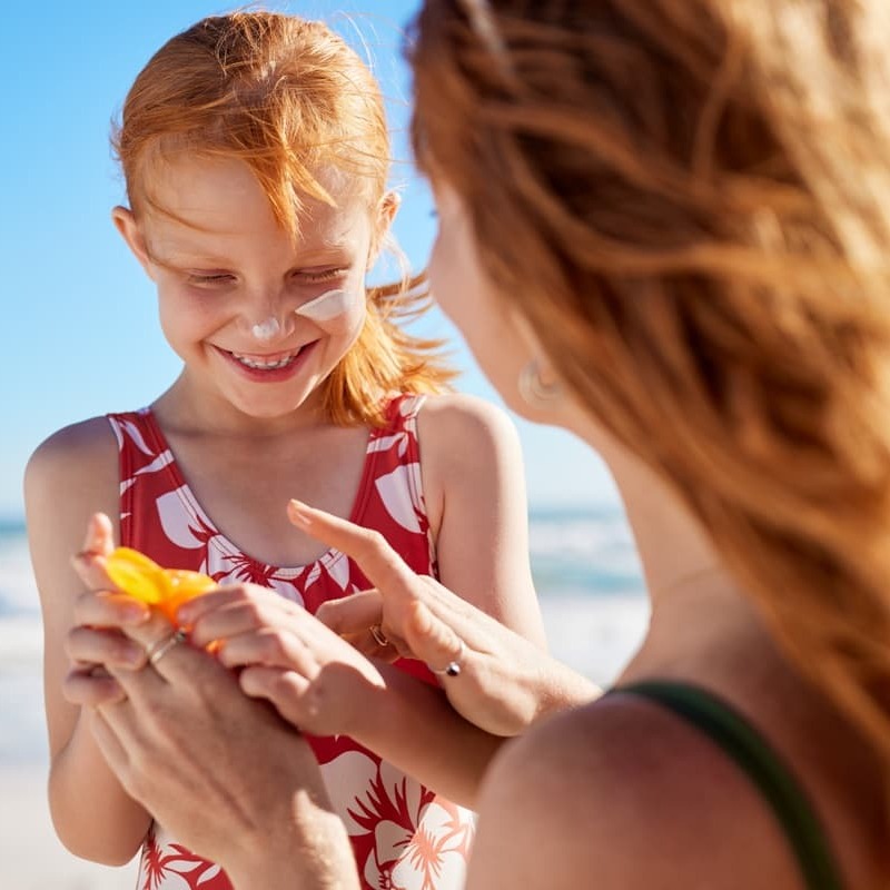 Pielęgnacja skóry dziecka latem – jak zapobiegać podrażnieniom? Dermatolog odpowiada