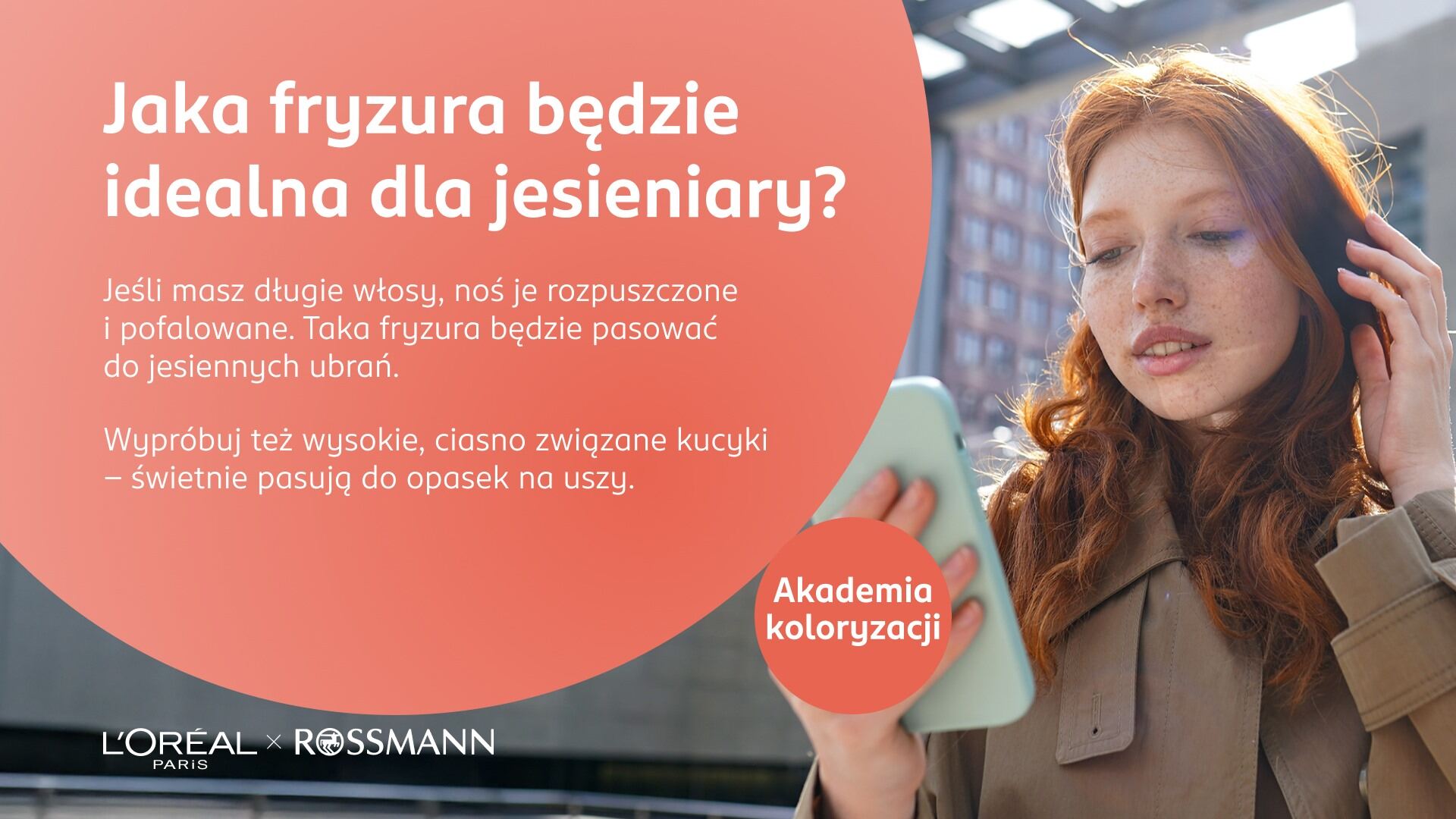 Ruda dziewczyna przegląda telefon i wybiera idealną fryzurę dla jesieniary.