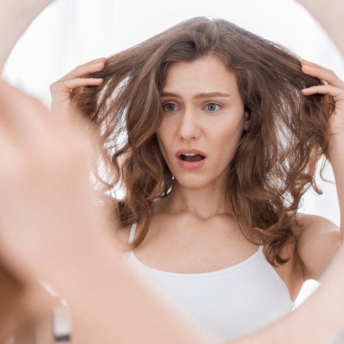 Jak okiełznać puszące się włosy? Sekret gładkich i lśniących pasm 