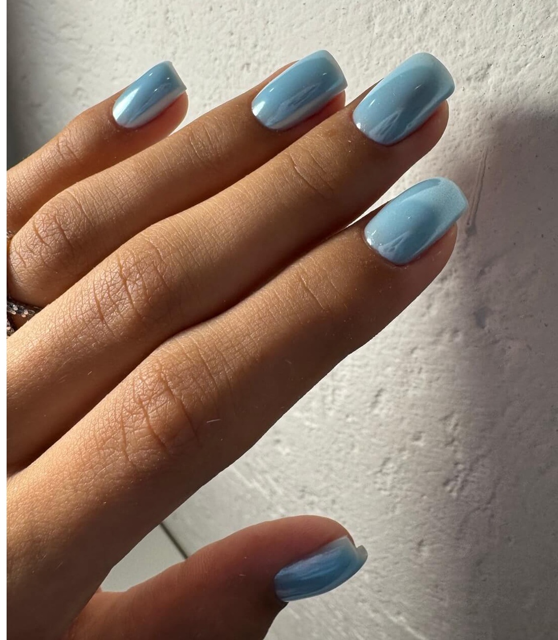 Paznokcie w kolorze sky blue na lato