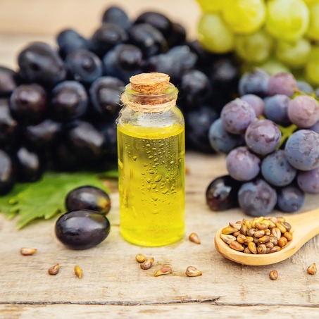 Olej z pestek winogron do włosów – jak stosować, by były efekty?