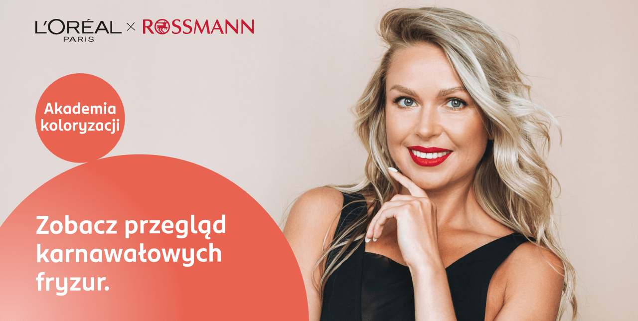 Uśmiechnięta kobieta w karnawałowej fryzurze