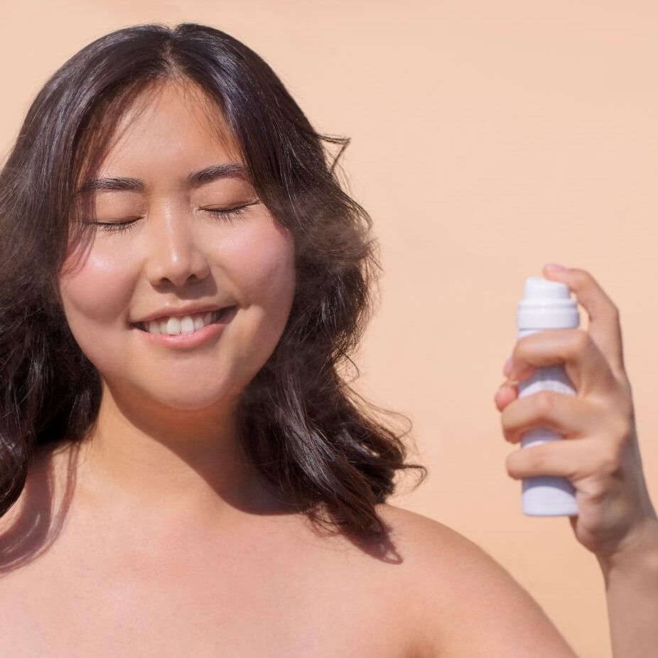 SPF w sprayu i mgiełce – lekka ochrona, którą pokochasz szczególnie latem