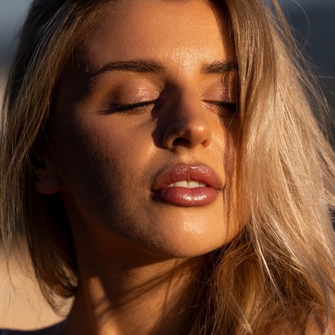 Sun kissed makeup - jak uzyskać efekt skóry muśniętej słońcem?