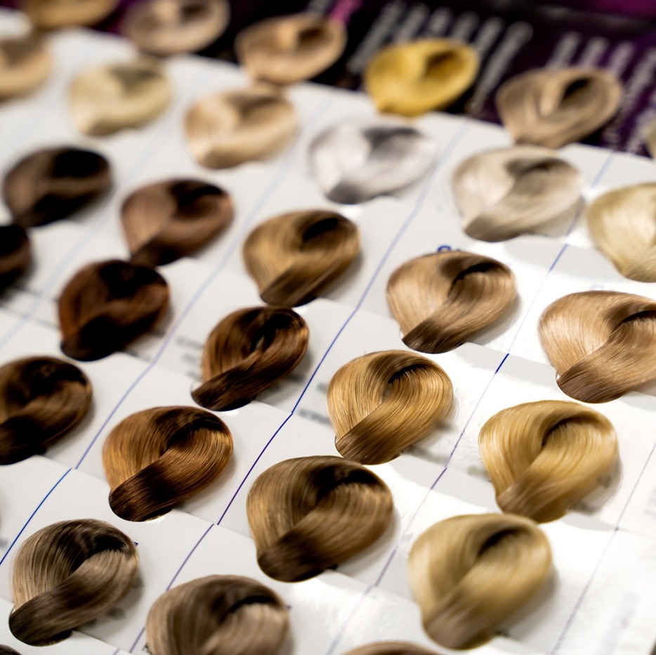 Kolory farb do włosów bez tajemnic. Jak czytać numery i oznaczenia?