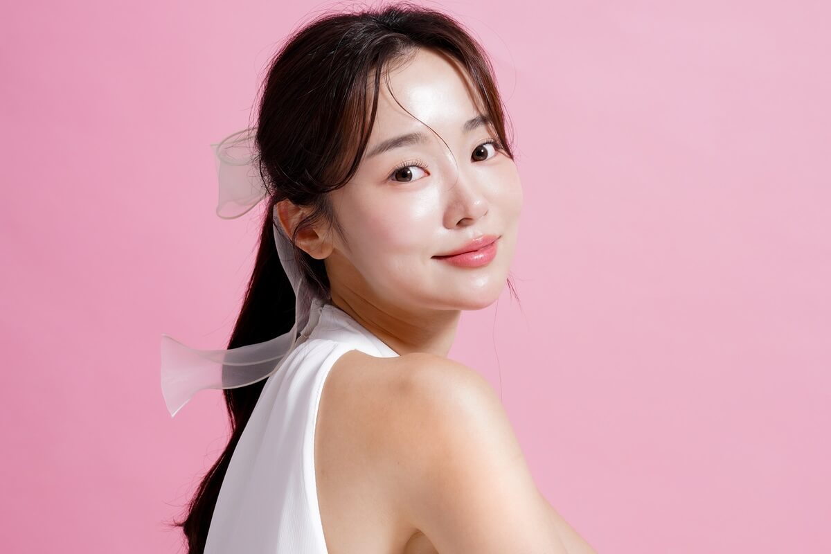 Piękna młoda Koreanka o nieskazitelnej twarzy z jello skin.