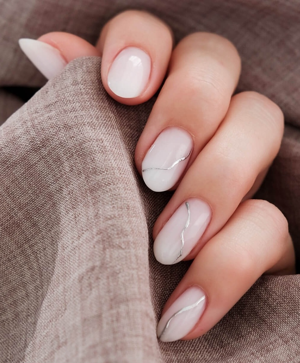 Subtelny manicure ze srebrną linią
