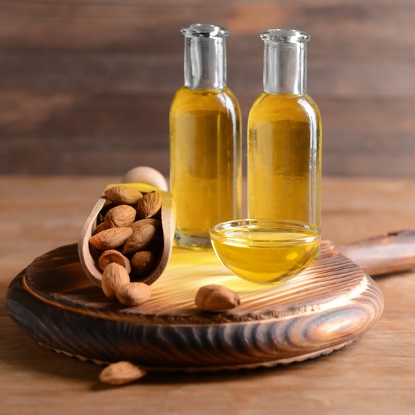 Jak działa olej migdałowy i kiedy używać go na twarz, ciało i włosy?
