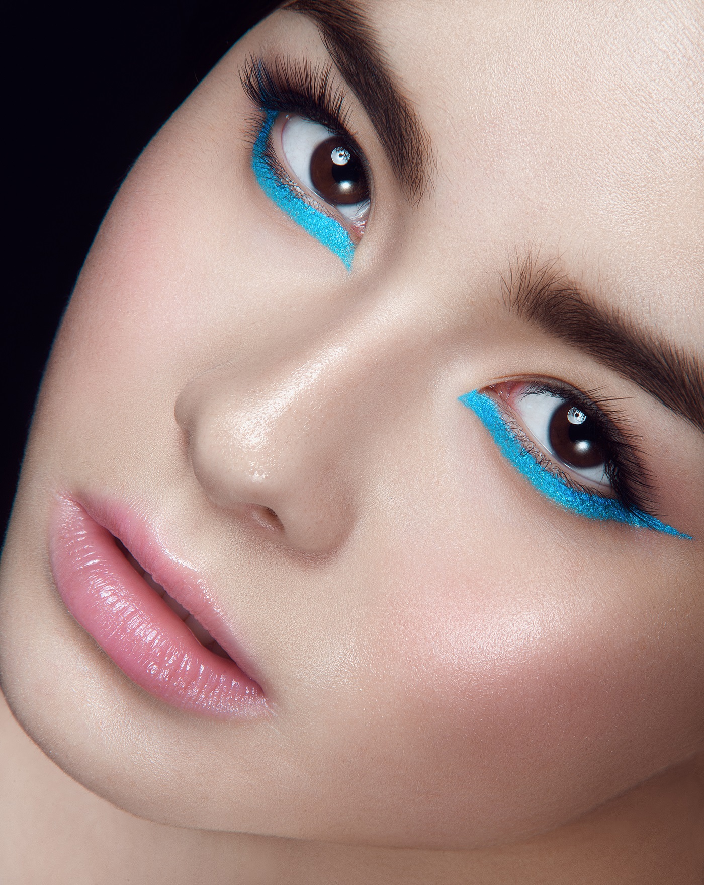 niebieska kreska na dolnej powiece