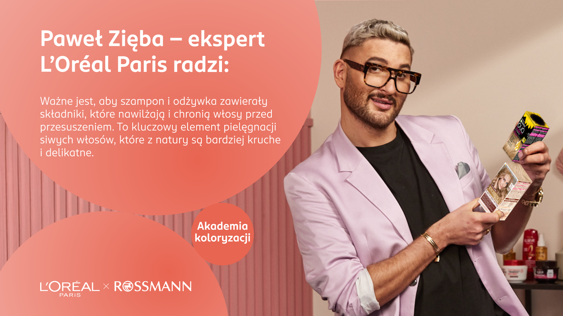Paweł Zięba trzyma w ręku farby do włosów i radzi, jak dbać o pasma po koloryzacji.