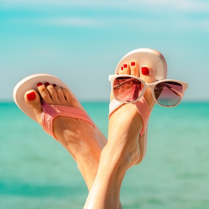 Paznokcie u nóg na lato 2026 – jaki pedicure wybrać? Soft luxury i modne kolory