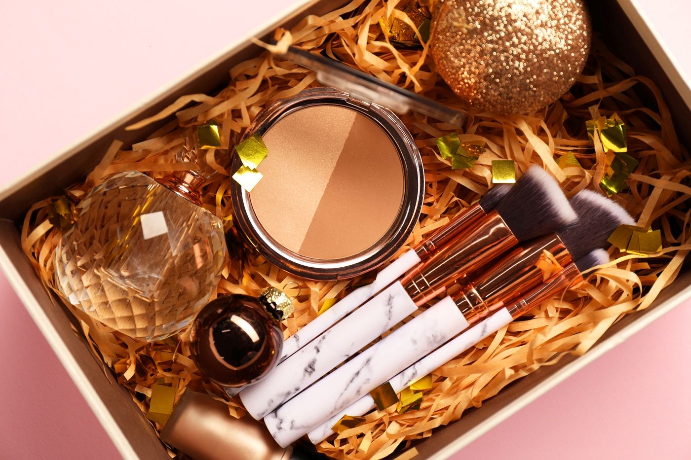 Elegancko zapakowany zestaw prezentowy - pędzle do makijażu, bronzer, perfumy, wypełnienie.