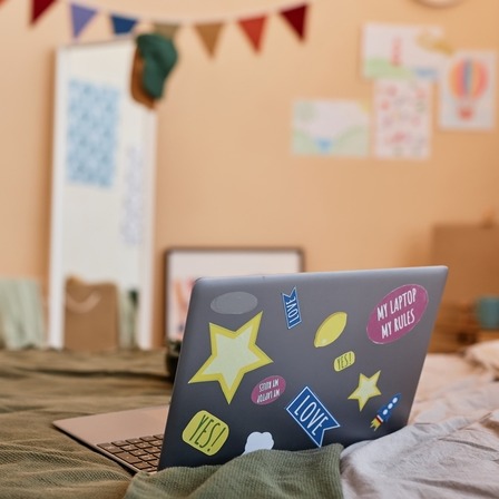 Czym zmyć klej po naklejkach – jak go usunąć?