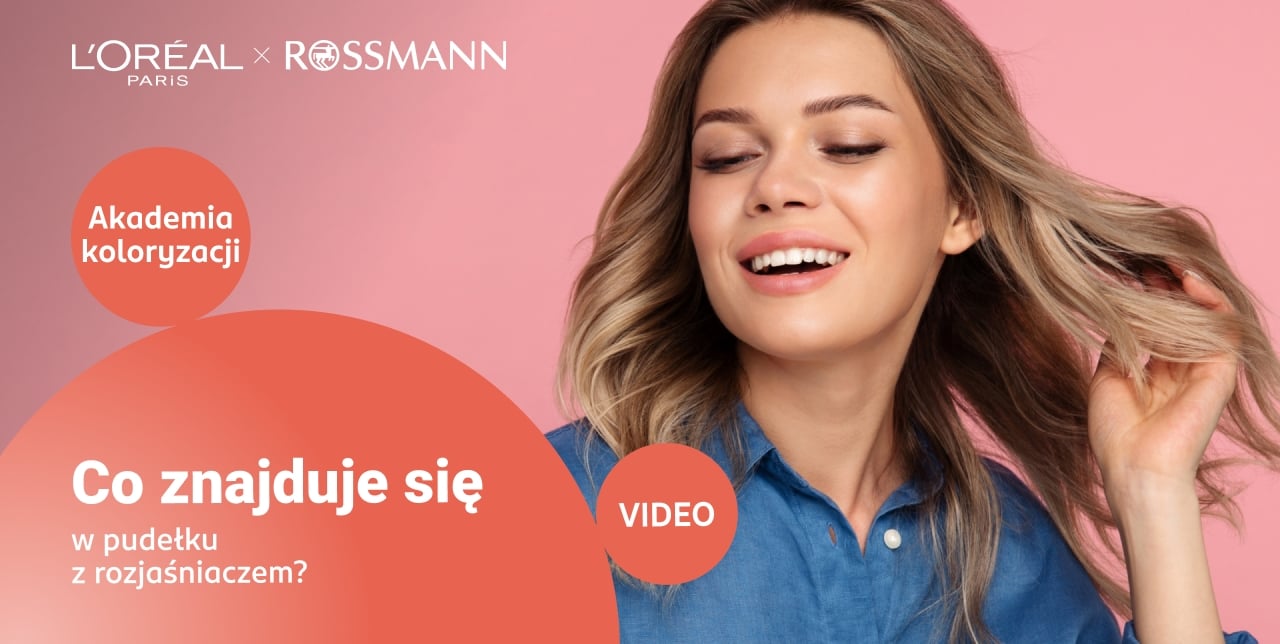 Kobieta z blond włosami patrzy się na napis "Co znajduje się w pudełku z rozjaśniaczem?".