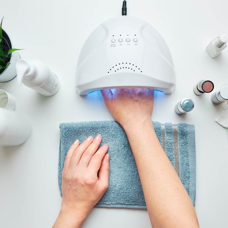 Jak zrobić paznokcie hybrydowe - trwały efekt w domowym wydaniu