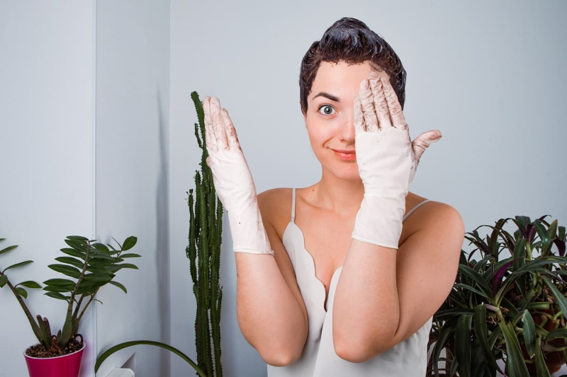 Młoda dziewczyna podczas farbowania włosów