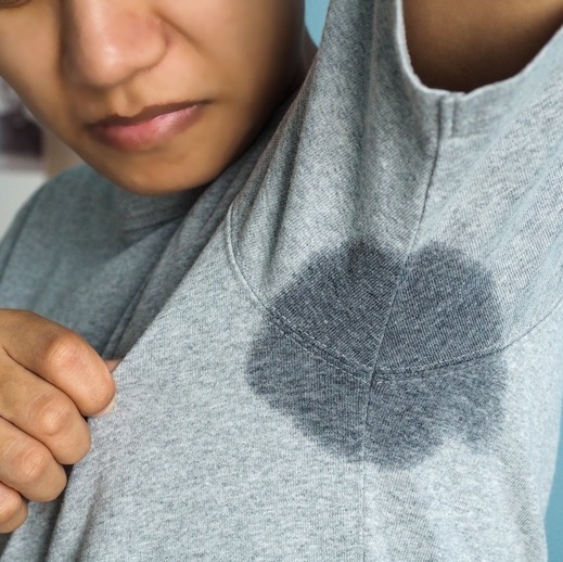 Jak pozbyć się zapachu potu z ubrań – domowe sposoby