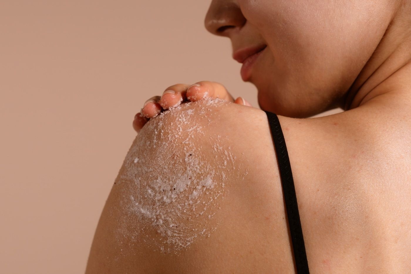 Peeling ciała - coś więcej niż tylko złuszczanie. Dlaczego warto go robić? 