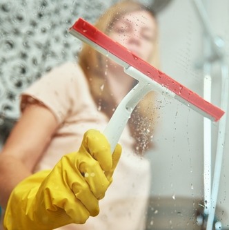 Stary kamień na kabinie prysznicowej – jak go usunąć?