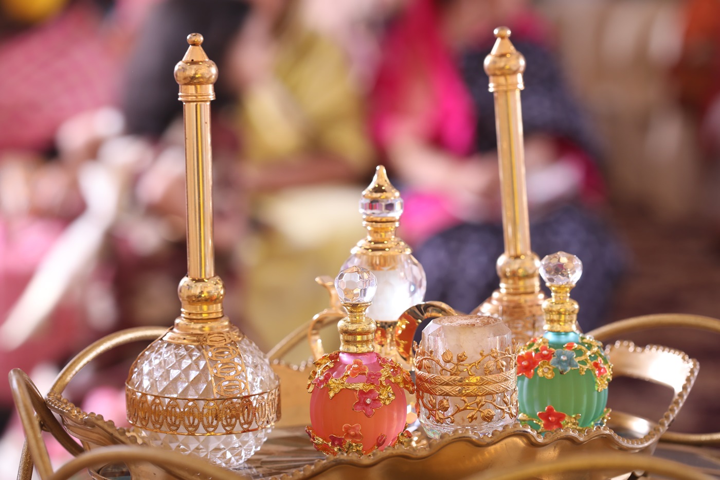 Piękne flakony arabskich perfum dla kobiet.