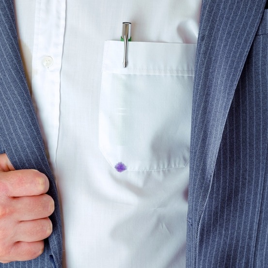 Plama z długopisu – czym usunąć tusz?