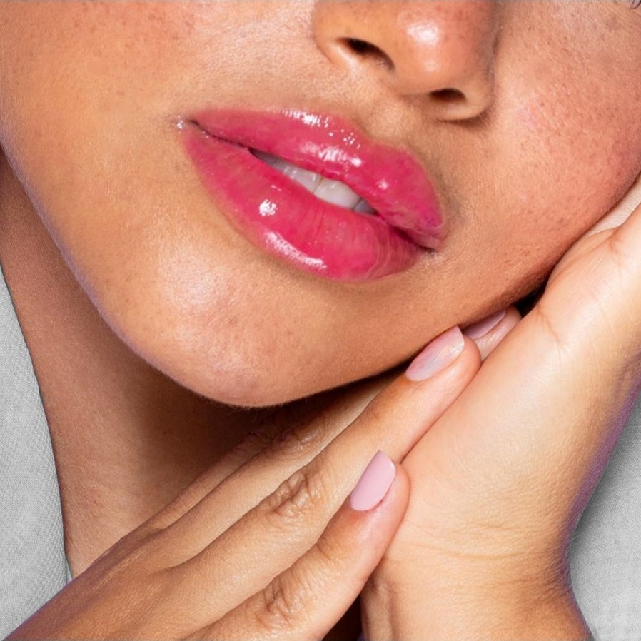Glossy lips – trend, który podbija świat beauty