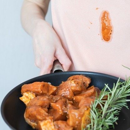 Plamy z kurkumy na ubraniach – jak je usunąć?