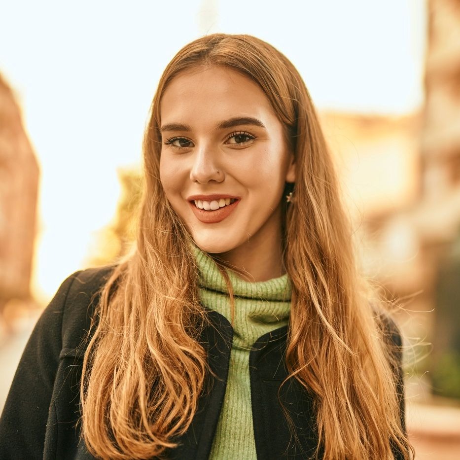 Ciepły blond – od jasnych tonów po truskawkowe refleksy