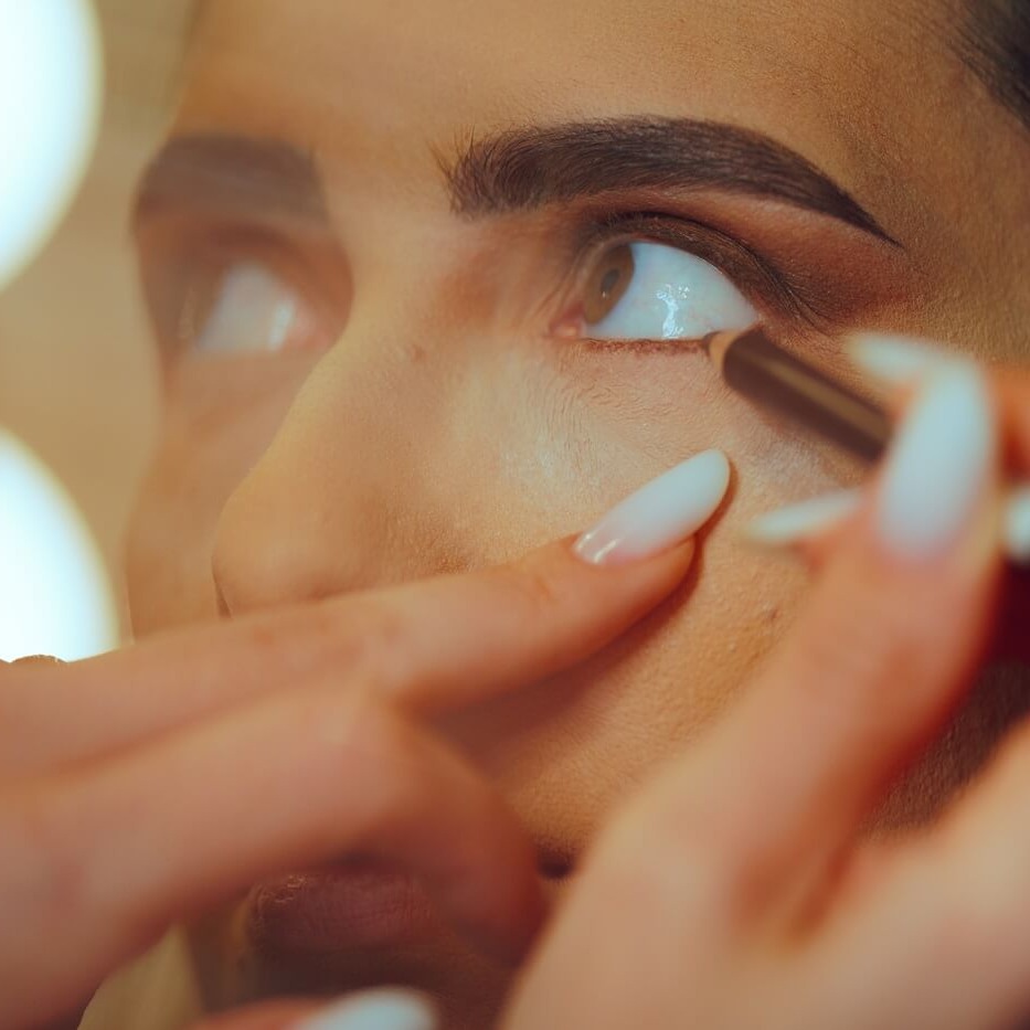 Jak malować oczy kredką, żeby wyglądały większe i bardziej wyraziste?