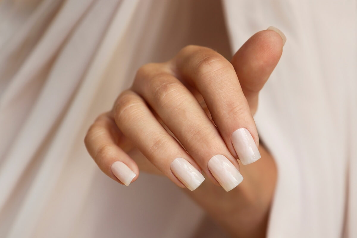 Milky nails w kształcie kwadratów