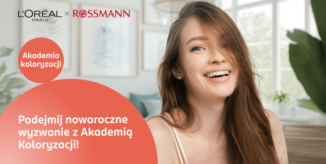 Uśmiechnięta dziewczyna patrząca w obiektyw, ciesząca się na noworoczną rewolucję swojej fryzury