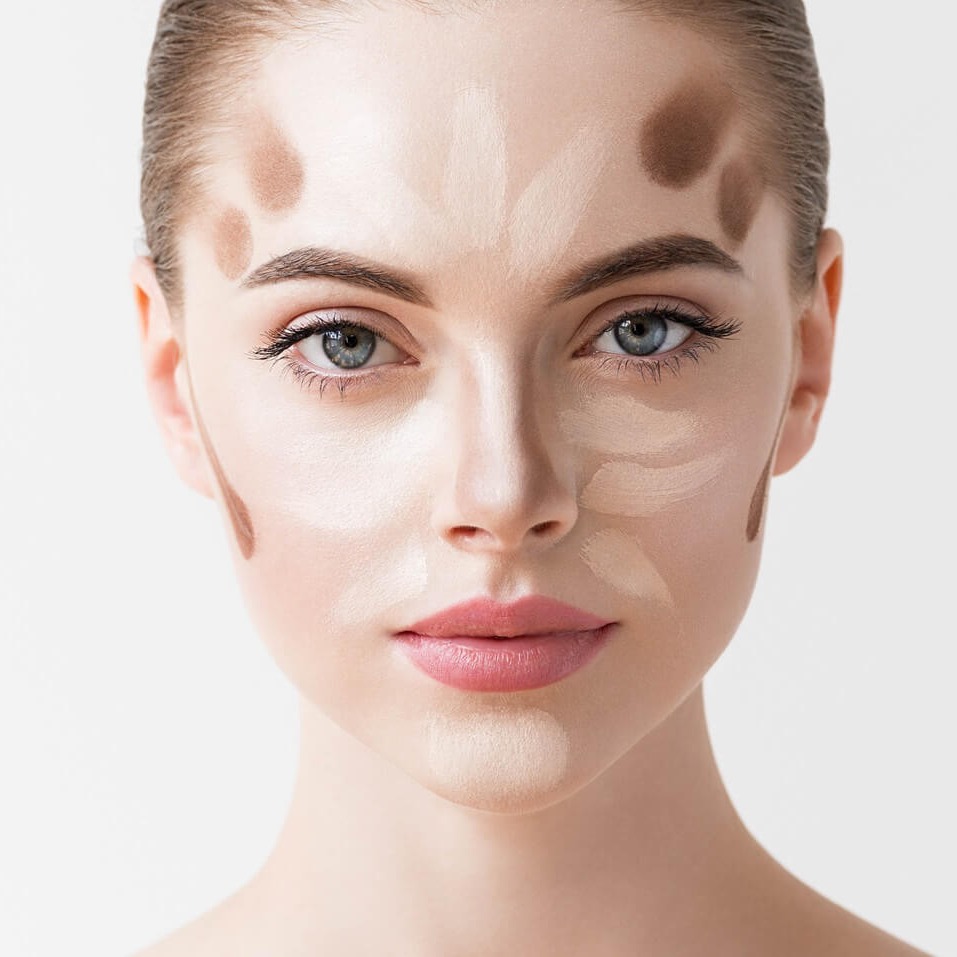 Konturowanie twarzy – na mokro i sucho. Jak to robić krok po kroku?