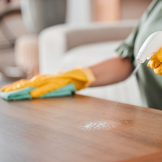 Tłuste plamy na matowych meblach – jak się ich pozbyć?