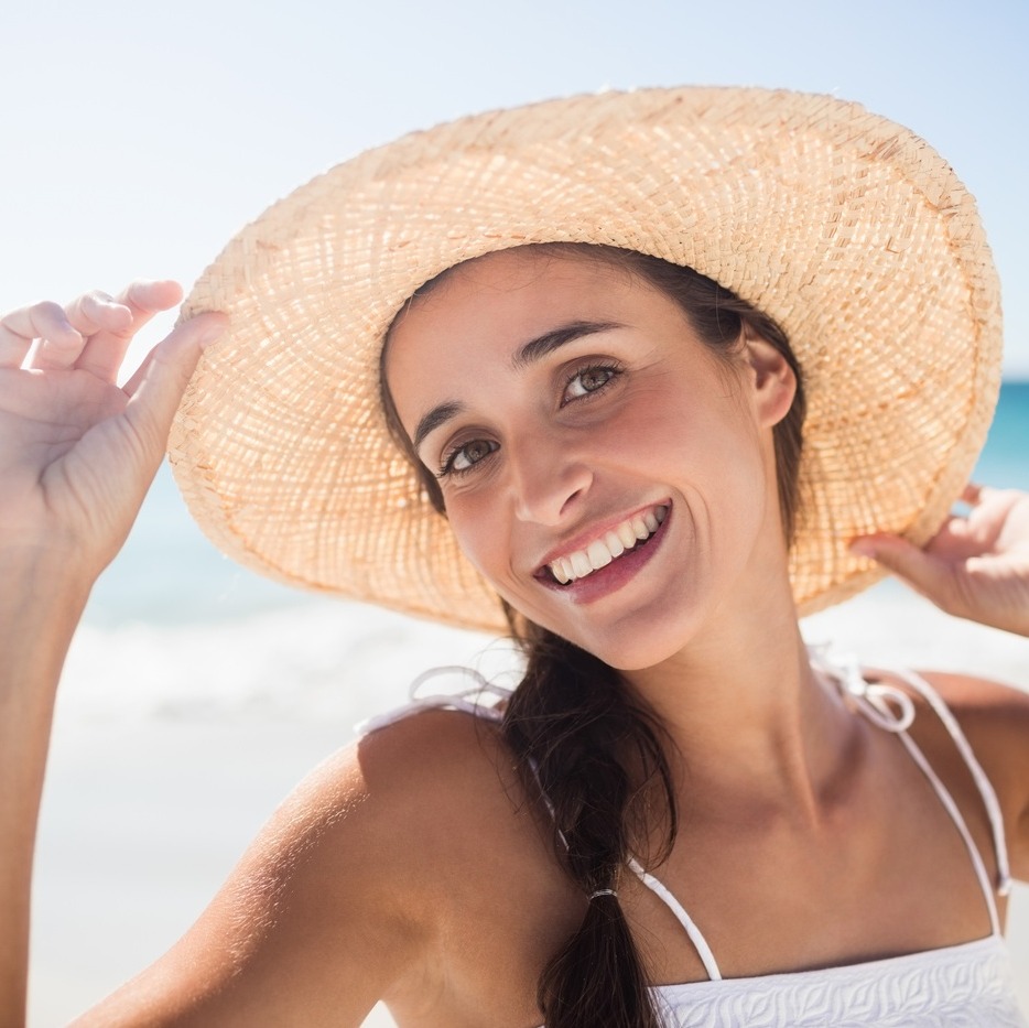 Ochrona włosów przed słońcem – czy istnieje SPF do włosów? 