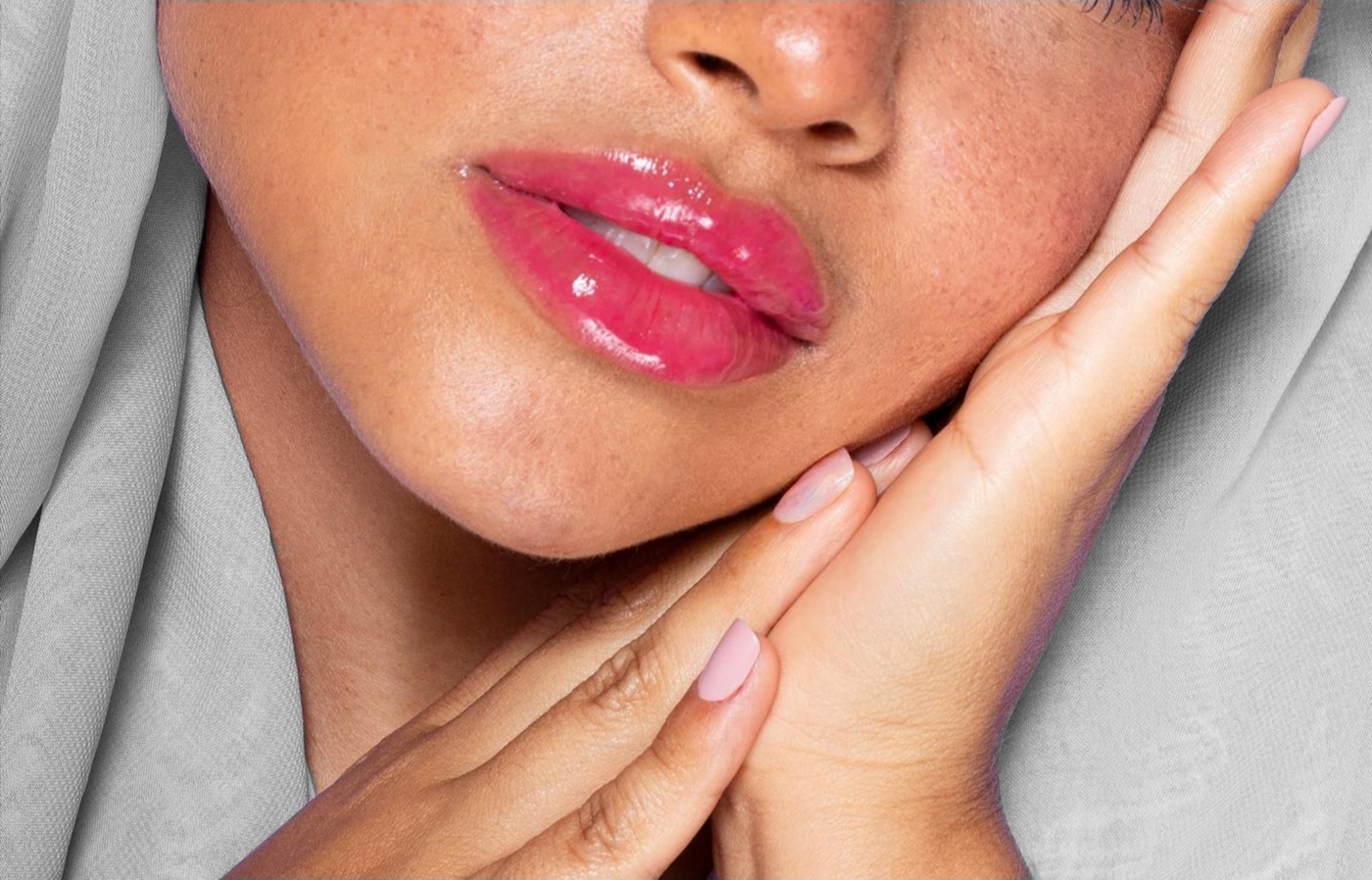Zbliżenie na błyszczące, różowe usta w stylu glossy lips.